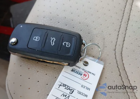 2015 Volkswagen Passat 1.8T Limited Edition из США, поврежденный, VIN 1VWAT7A3XFC107428